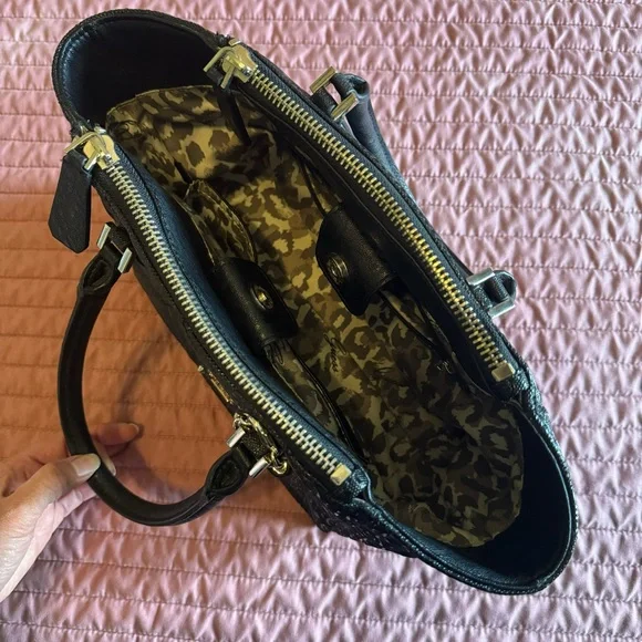 Guess Brand Purse - Picture 5 of 10